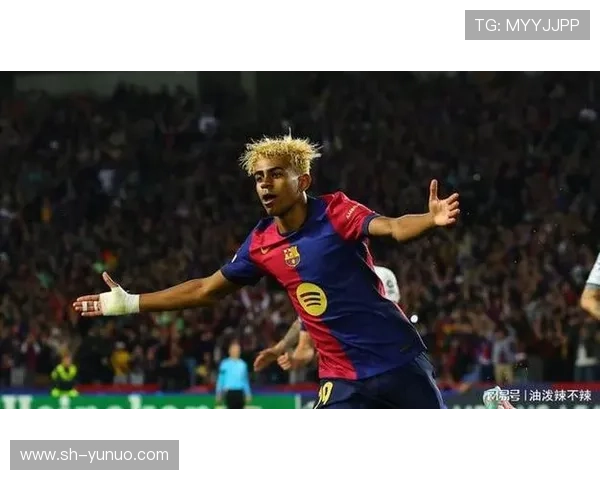 亚马尔失望而归低头看手机独自乘车离开巴塞罗那显露疲惫神情