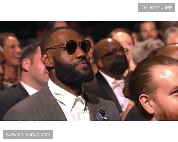 詹姆斯清晨车内听歌自嗨摇头晃脑尽显好心情